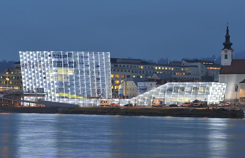 Linz an der Donau in der Dämmerung mit beleuchteter Skyline