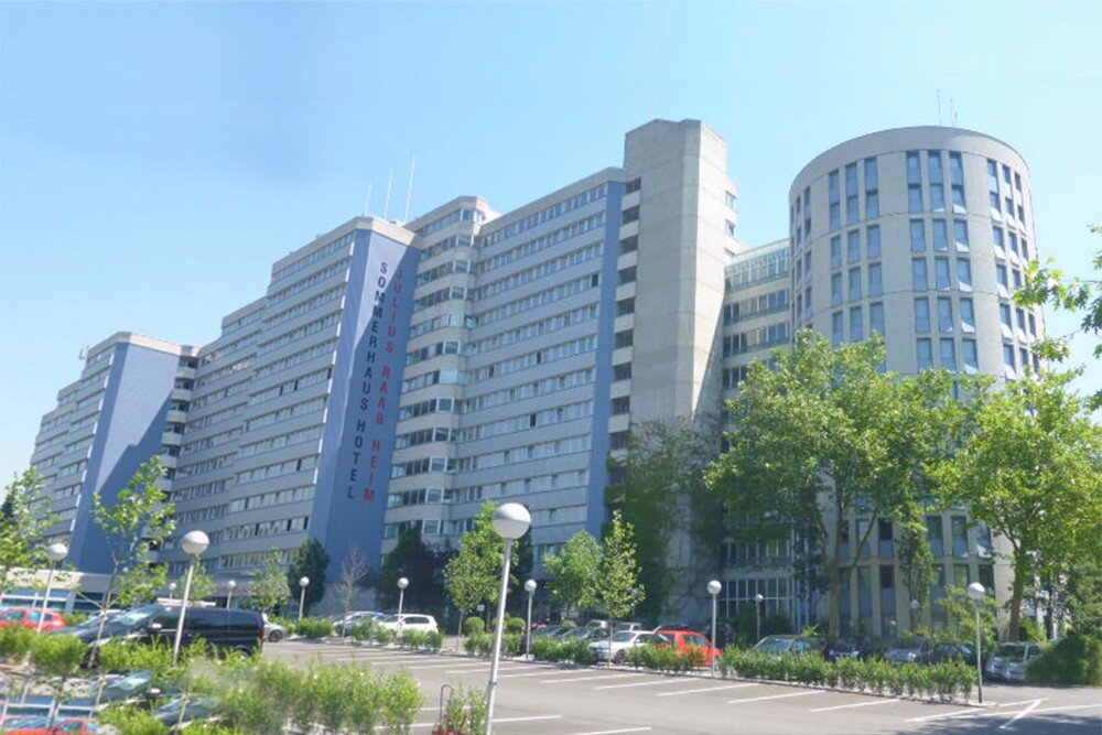 Fassade der Wohnanlage in Linz von unten gesehen